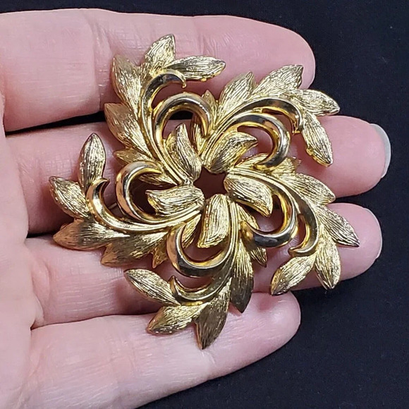 VTG Monet Brooch Pin Flower Pinwheel Star Leaf Gold Tone Signed 2.5" Space Age - Picture 2 of 6